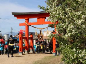 千鹿頭神社鳥居にて長持行列