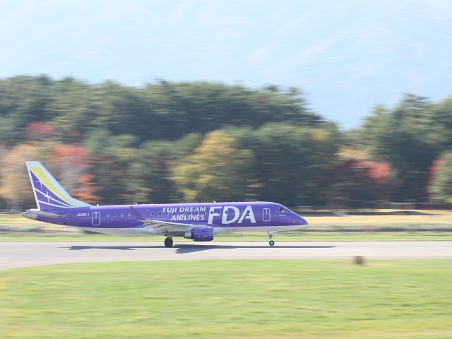 福岡へ向けて滑走路を走るFDA6号機